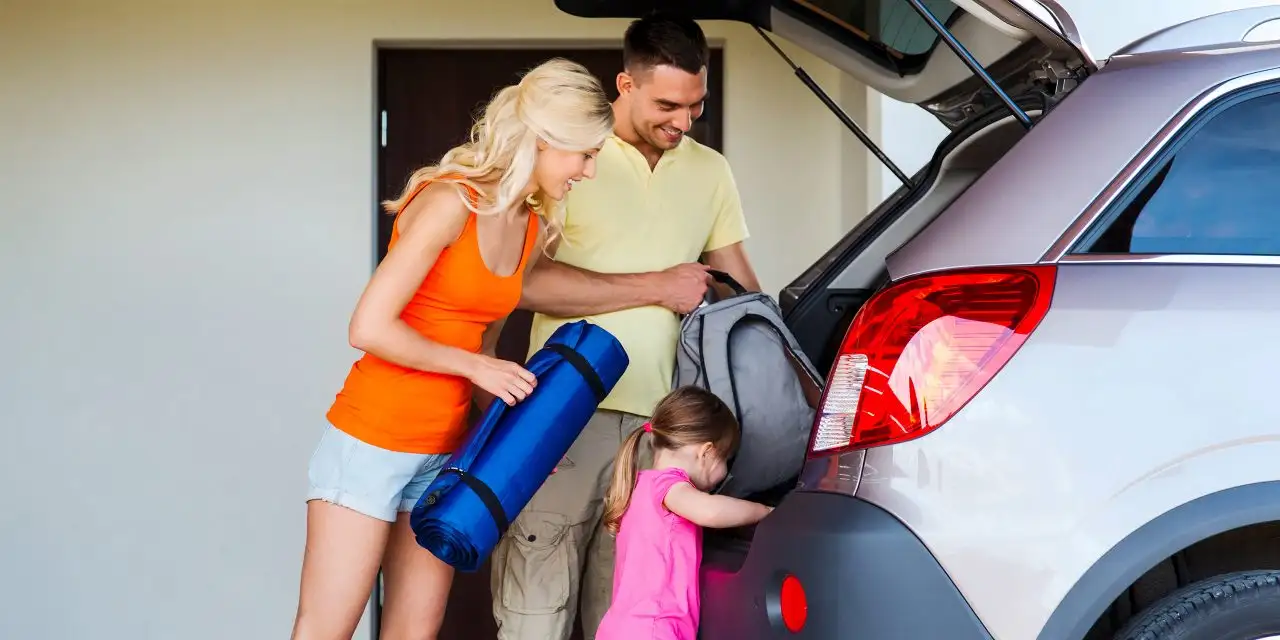 family packing car road trip